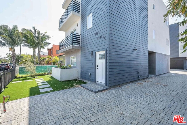 Building Photo - 2101 Burnside Ave