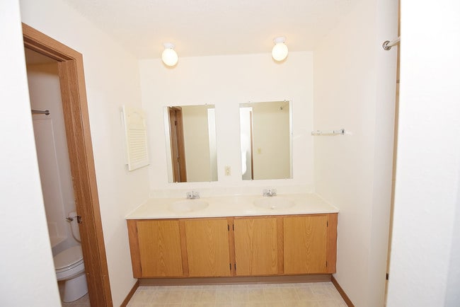 Double sink, double mirror - 411 5th Ave S