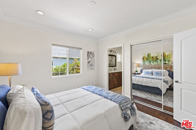 Building Photo - 1114 S La Peer Dr