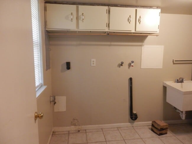 Building Photo - Quality 3 Bedroom 1.5 Bathroom Townhouse