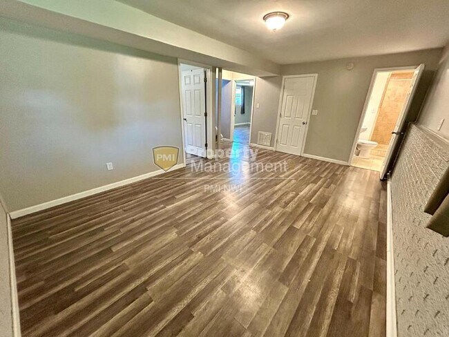 Building Photo - 1503 Peachtree Dr