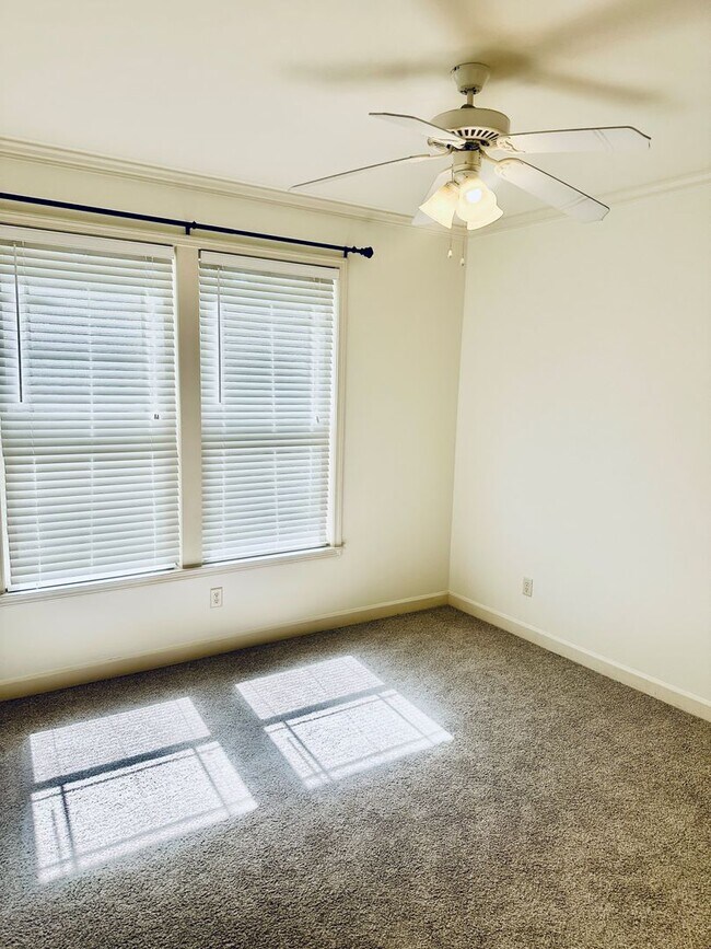 Building Photo - Grove Park Rental