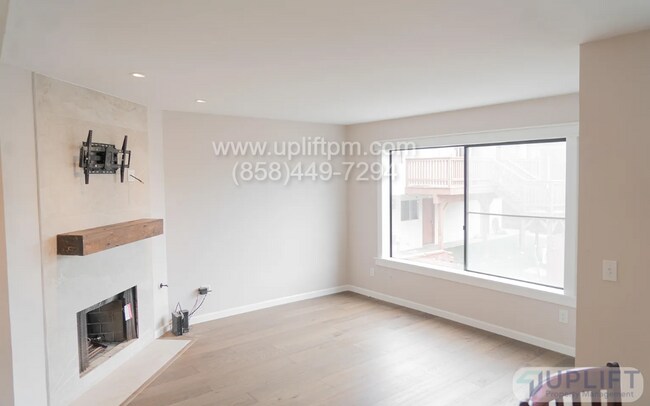 Building Photo - Spacious Townhome Just Minutes from the Be...