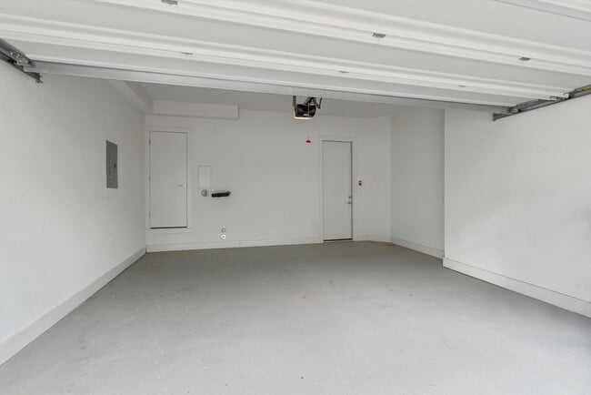 Building Photo - 2050 Lohmans Spur Rd