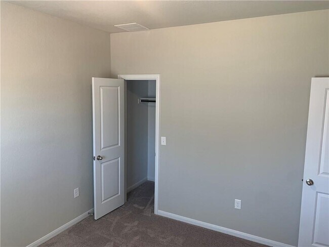 Building Photo - 214 Bent Creek Dr