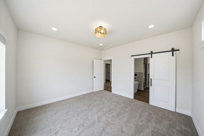 Building Photo - 475 E River Rd