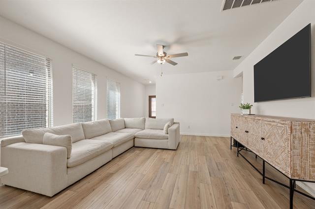 Building Photo - 1216 W Yarrow Ave