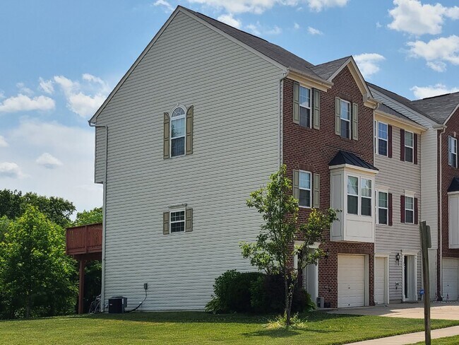 Building Photo - 3-Level TH, 3 BR, 2.5 BA, Garage