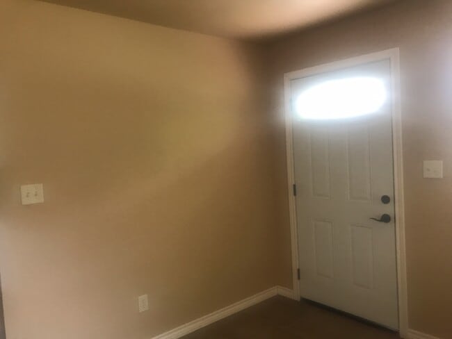 Building Photo - 3/2/2 Fenced yard Pet FRIENDLY