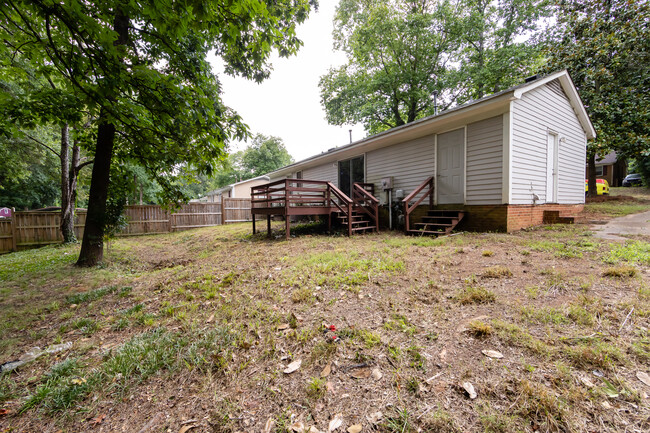 Building Photo - 4713 Belle Plaine Dr