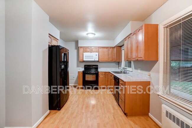 Building Photo - 915 Independence Rd