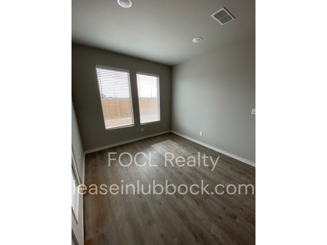 Building Photo - 3 bed 2 bath Open Concept