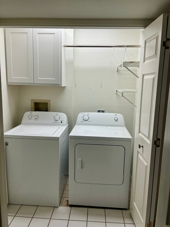 Building Photo - 984 N 85th Pl