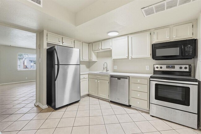 Building Photo - 8809 Dawnridge Cir