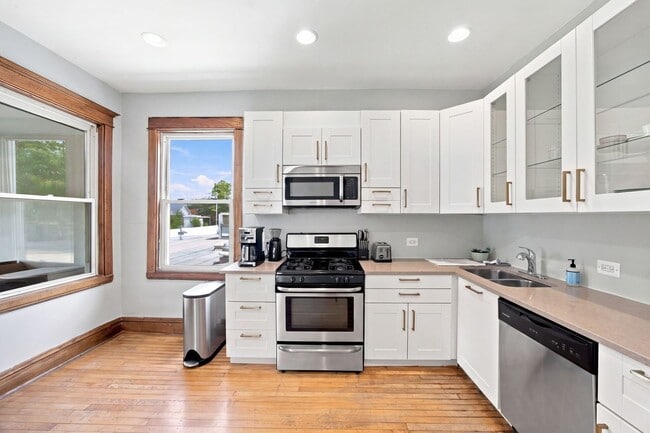Building Photo - 3330 W Evergreen Ave