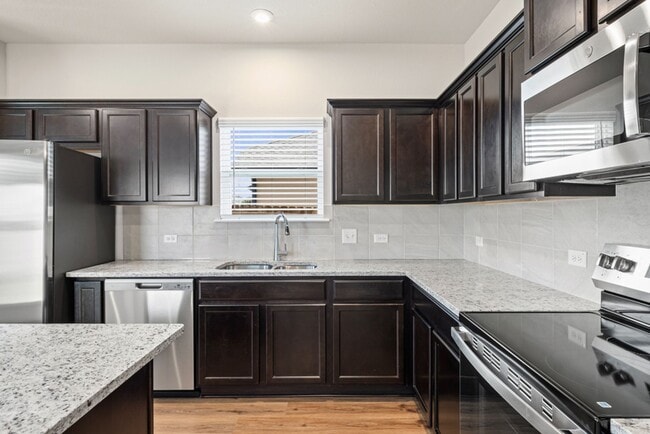 Building Photo - 8110 Bridgepointe Dr