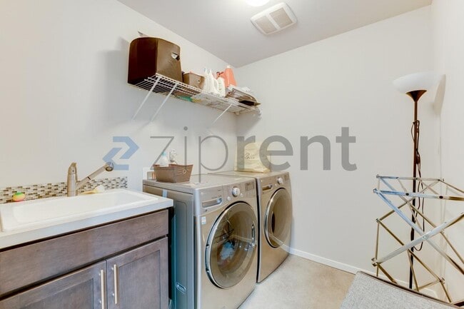 Building Photo - Unit