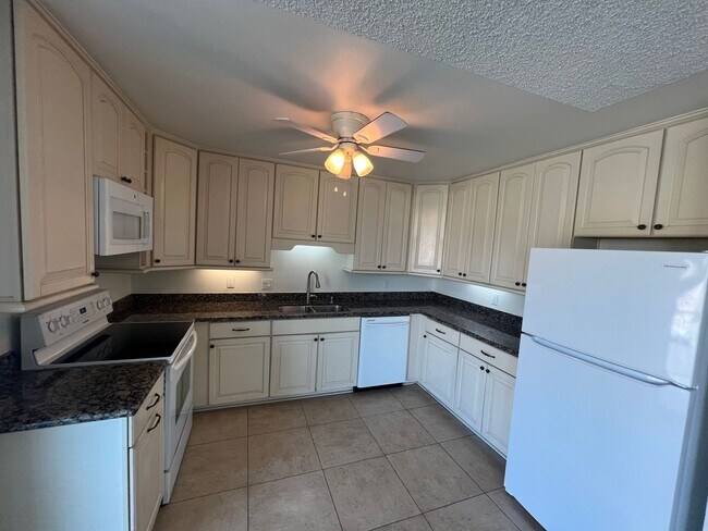 Building Photo - 2 Bedroom 2 Bath Spacious Condo For Rent in Long Beach Comes with Assigned Garage Space - Marketi...