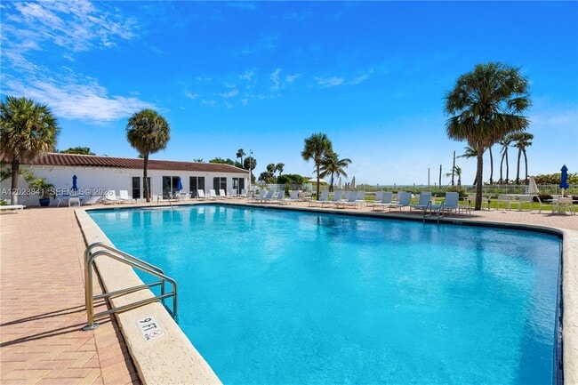 Building Photo - 2457 Collins Ave