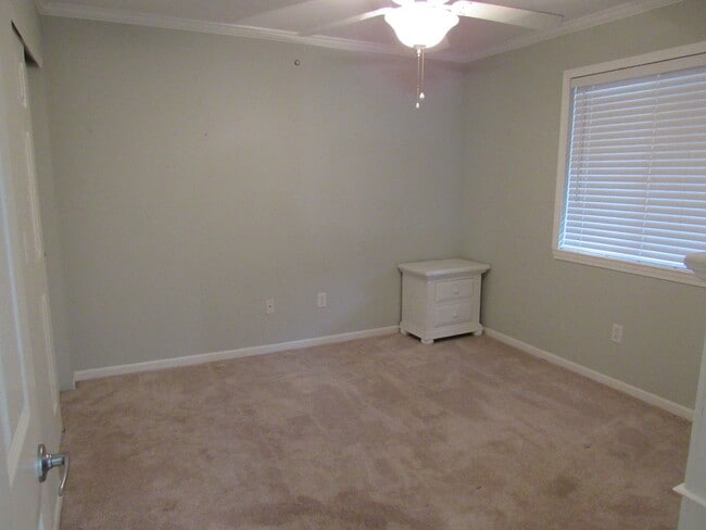 Building Photo - Lakefront 2 bedroom Condo For Rent