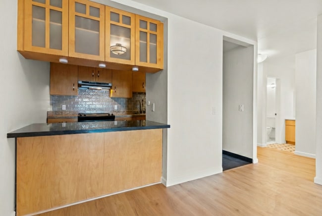 Building Photo - Modern 1-Bed w/ Balcony & Views Near Piedmont