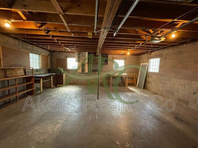 Building Photo - 501 Van Buren St