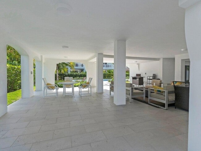 Building Photo - 317 E Seaview Cir