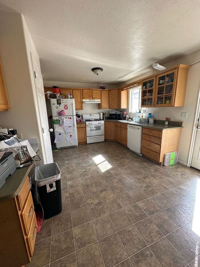 Building Photo - Charming Townhome