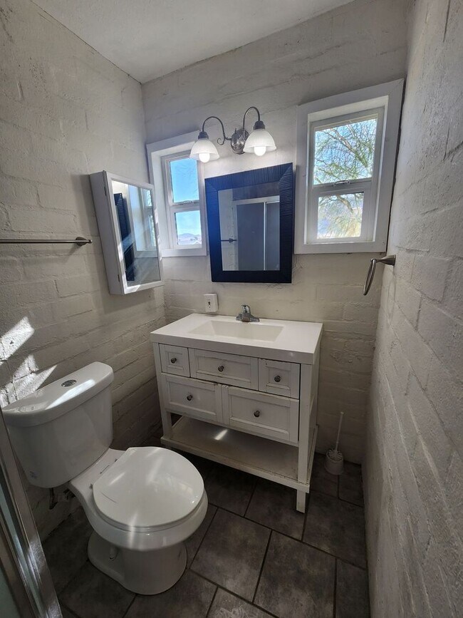 Building Photo - 6637 Oasis Ave