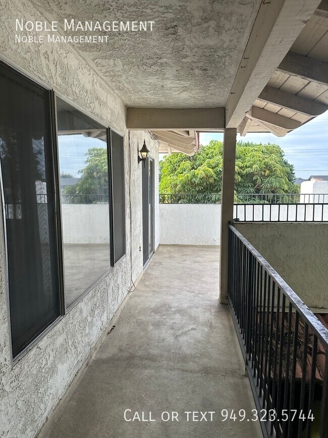 Building Photo - 2733 E Almond Ave