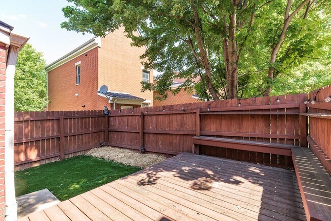 Building Photo - 809 Isabella St