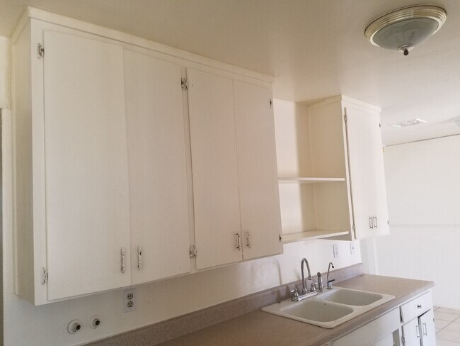 Building Photo - Charming 3 Bed, 2 Bath