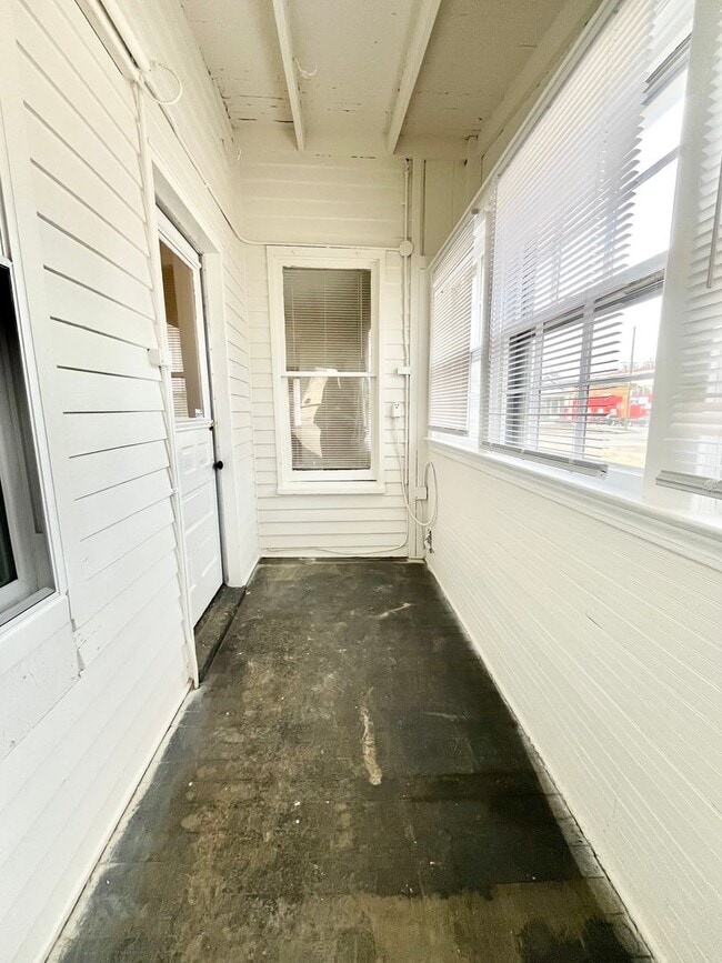 Building Photo - 2 Bedroom. 1 bath near Beechmont Area
