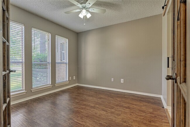 Building Photo - 3122 Village Park Dr