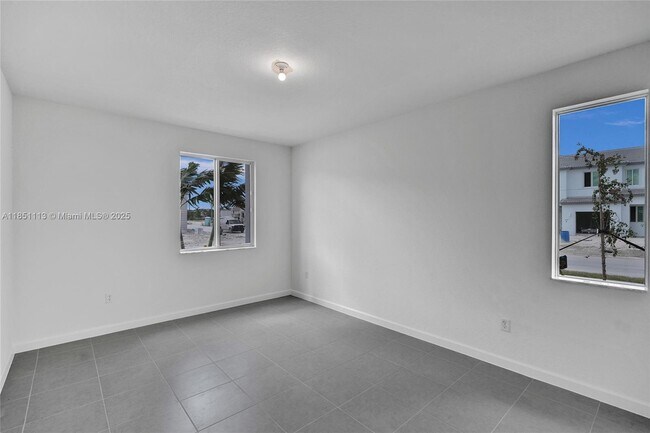 Building Photo - 633 SE 14th Ct