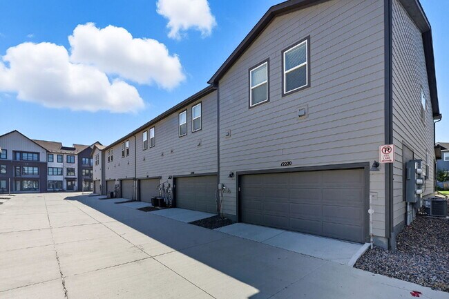 Building Photo - Stunning 3-Bed Townhome in Northglenn w/ 2...