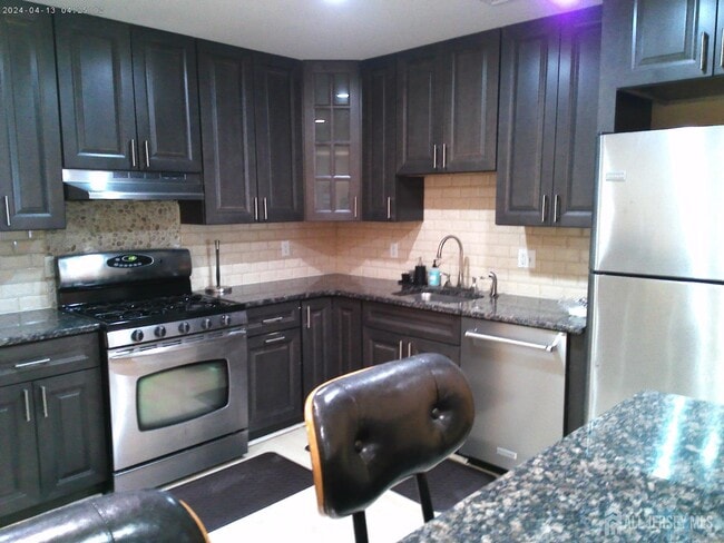 Building Photo - 228 Pinelli Dr