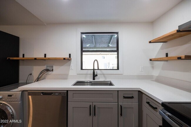 Building Photo - 326 N 17th Dr