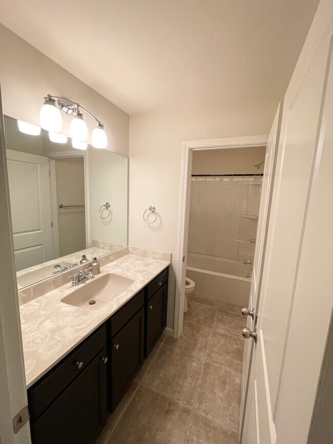 Upstairs Bath - 4697 Pine St SE