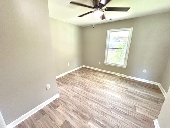 Building Photo - Charming 2 Bedroom Home in North Huntsvill...