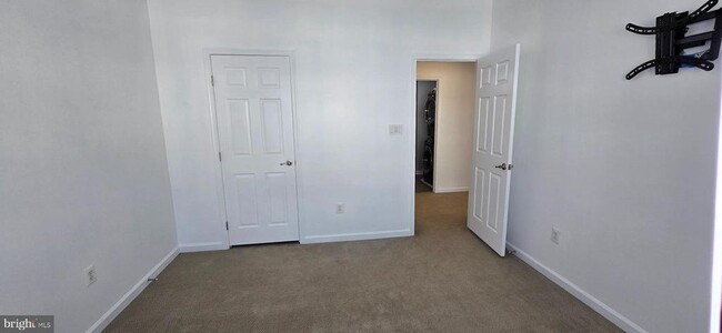 Building Photo - 5658 Virginia Ln