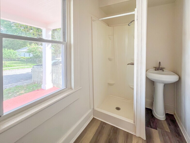 Building Photo - 1005 Maplewood Ave