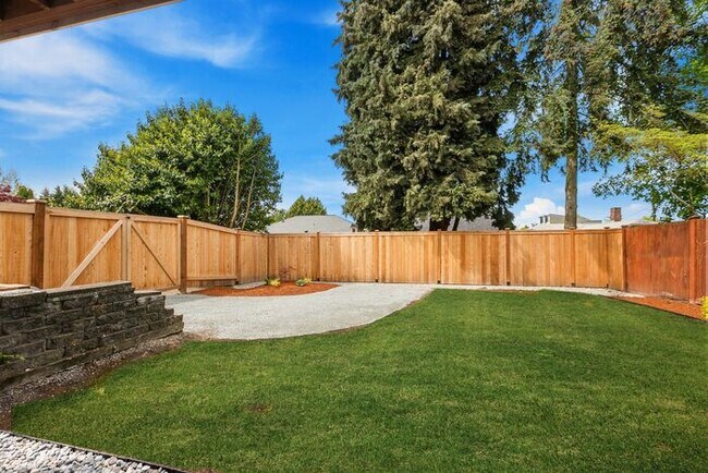 Building Photo - Gorgeous Remodeled West Seattle Craftsman w/ Air Conditioning