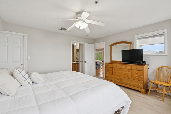 Building Photo - 170 E Grand Ave