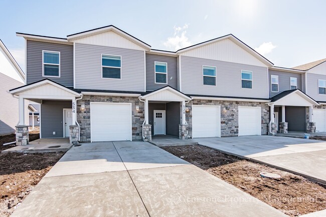 Building Photo - Darling 3 Bed 2.5 Bath Townhome located in...