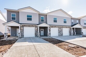 Building Photo - Darling 3 Bed 2.5 Bath Townhome located in...