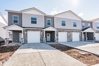 Building Photo - Darling 3 Bed 2.5 Bath Townhome located in...