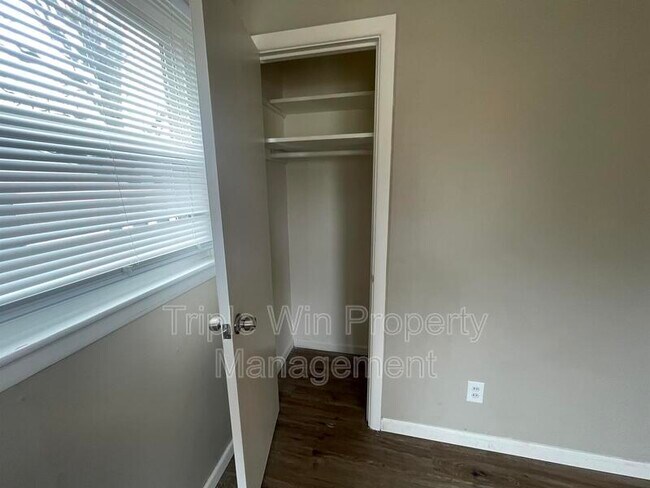 Building Photo - 5 Westdell Dr