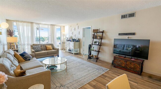 Building Photo - 2900 N Course Dr