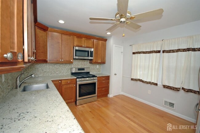 Building Photo - 4 White Oaks Dr